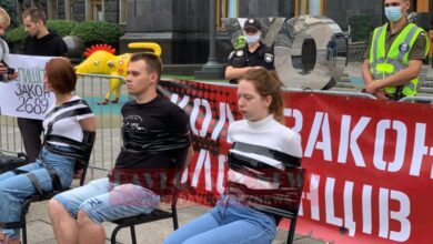 Photo of Прикованные к стульям: под ОП люди выступают за скорейшее наказание военных преступников