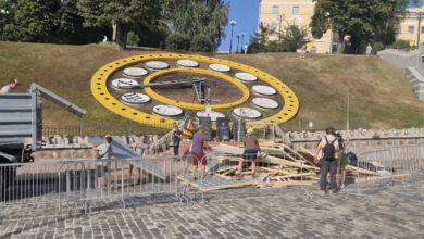 Photo of На Аллее Героев Небесной Сотни коммунальщики убрали остатки декораций ко Дню Независимости