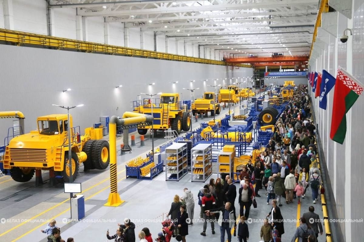 Preview Волейбол на БЕЛазе: Зрелищный матч на гигантском самосвале