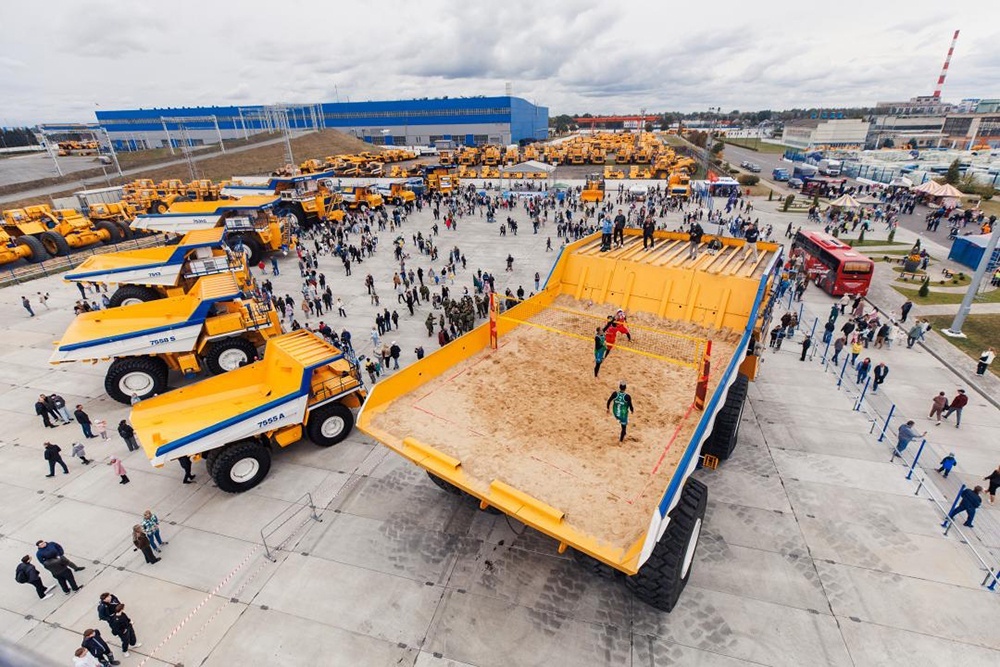 Preview Исторический матч: Пляжный волейбол на гигантском БелАЗе