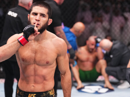 Ислам Махачев получает неожиданную поддержку от топ-бойца легкого веса перед титульным поединком на UFC 322